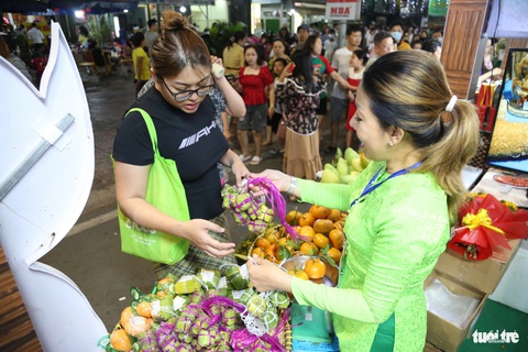 Ngoài các loại hoa, cây kiểng, chợ hoa còn phục vụ trái cây, sản vật địa phương - Ảnh: PHƯƠNG QUYÊN Ngoài các loại hoa, cây kiểng, chợ hoa còn phục vụ trái cây, sản vật địa phương - Ảnh: PHƯƠNG QUYÊN