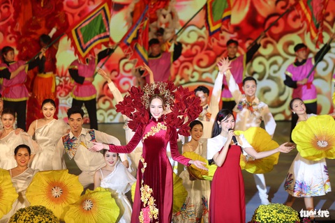 Hoa hậu Lê Hoàng Phương trình diễn thiết kế mới nhất của nhà thiết kế Việt Hùng - Ảnh: PHƯƠNG QUYÊN Hoa hậu Lê Hoàng Phương trình diễn thiết kế mới nhất trong bộ sưu tập áo dài "Hương xuân" của nhà thiết kế Việt Hùng - Ảnh: PHƯƠNG QUYÊN