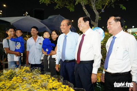 Lãnh đạo thăm hỏi tiểu thương bán hoa tại Bến Bình Đông tối 25 tháng chạp - Ảnh: PHƯƠNG QUYÊN Lãnh đạo thăm hỏi tiểu thương bán hoa tại bến Bình Đông tối 25 Tết - Ảnh: PHƯƠNG QUYÊN