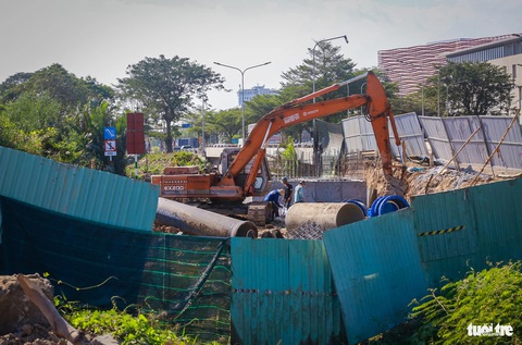 26 đoạn đường được phép rào chắn xây dựng ở TP.HCM dịp Tết 2024- Ảnh 3. Chủ đầu tư, nhà thầu phải dọn gọn rào chắn, tránh ảnh hưởng đến việc đi lại của người dân - Ảnh: CHÂU TUẤN
