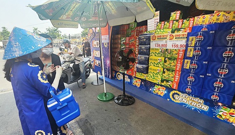 Khách ít mua, bia và nước giải khát tung thêm khuyến mãi- Ảnh 1. Ngày 3-2, tại Emart Phan Văn Trị, hàng loạt thương hiệu nước giải khát, bia áp dụng khuyến mãi để kéo khách - Ảnh: N.TRÍ