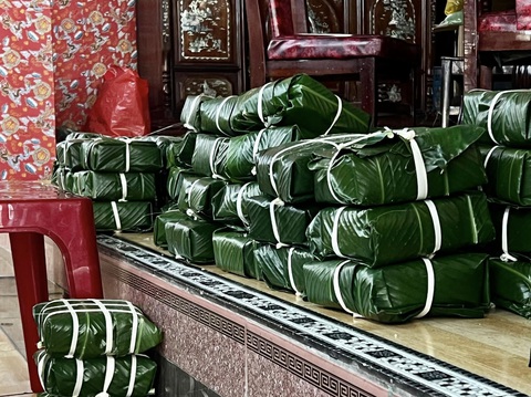 Khoảnh khắc Tết của tôi: Từ phương xa tôi mong nhớ Tết quê hương- Ảnh 3. Cả nhà quây quần gói bánh chưng