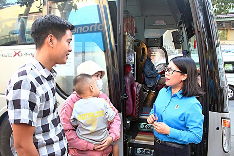 Lãnh đạo Tổng liên đoàn lao động nói về các hoạt động để công nhân có tết an vui- Ảnh 4. Bà Nguyễn Thị Như Ý, chủ tịch Liên đoàn Lao động tỉnh Đồng Nai, thăm hỏi, gửi lời chúc đến một gia đình công nhân chuẩn bị lên chuyến xe nghĩa tình về quê đón Tết cùng gia đình - Ảnh: A LỘC