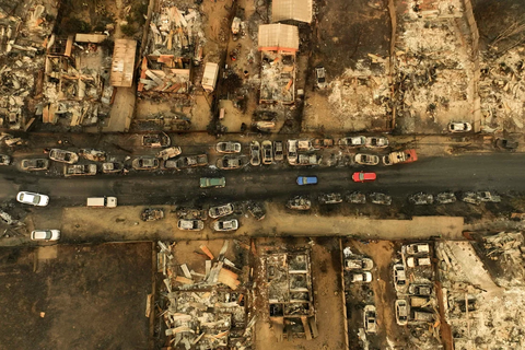 Aerial view of burned vehicles in the El Olivar commune. Javier Torres/AFP/Getty Images Hàng loạt ô tô bị cháy rụi trong đám cháy rừng ở El Olivar - Ảnh: AFP
