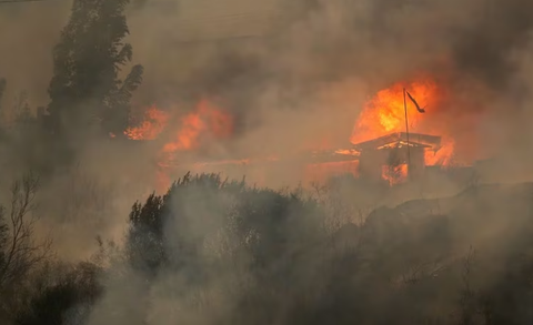Houses burn amid the spread of wildfires in Vina del Mar, Chile. (Reuters) Nhà dân bị cháy do cháy rừng ở Vina del Mar, Chile - Ảnh: REUTERS