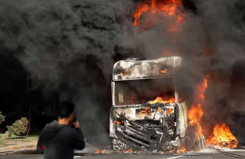 A truck burns, following the spread of wildfires in Vina del Mar, Chile. (Reuters) Một chiếc xe tải bốc cháy sau khi cháy rừng lan rộng ở Vina del Mar, Chile - Ảnh: REUTERS