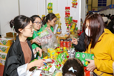 Lãnh đạo Tổng liên đoàn lao động nói về các hoạt động để công nhân có tết an vui- Ảnh 3. Công nhân mua sắm tại Chợ Tết công đoàn do Liên đoàn Lao động TP Hà Nội tổ chức - Ảnh: HÀ QUÂN