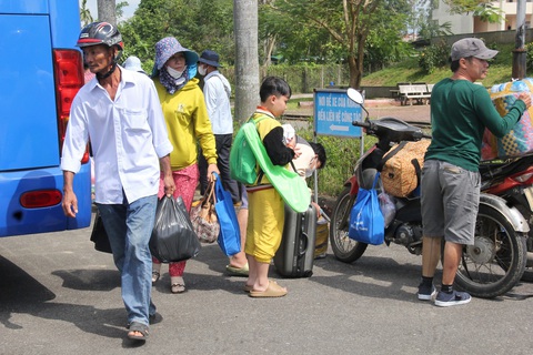 Đi chuyến xe 0 đồng về quê đón Tết, hạnh phúc nhưng mong không đi xe này nữa- Ảnh 3. Nhiều cháu bé lâu rồi không về quê đón Tết, nhờ chuyến xe 0 đồng mà trở về Quảng Ngãi cùng cha mẹ