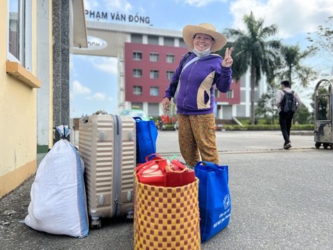 Đi chuyến xe 0 đồng về quê đón Tết, hạnh phúc nhưng mong không đi xe này nữa- Ảnh 1. Bà Đài vui mừng khi đi chuyến xe 0 đồng từ TP.HCM về quê nhà Quảng Ngãi đón Tết