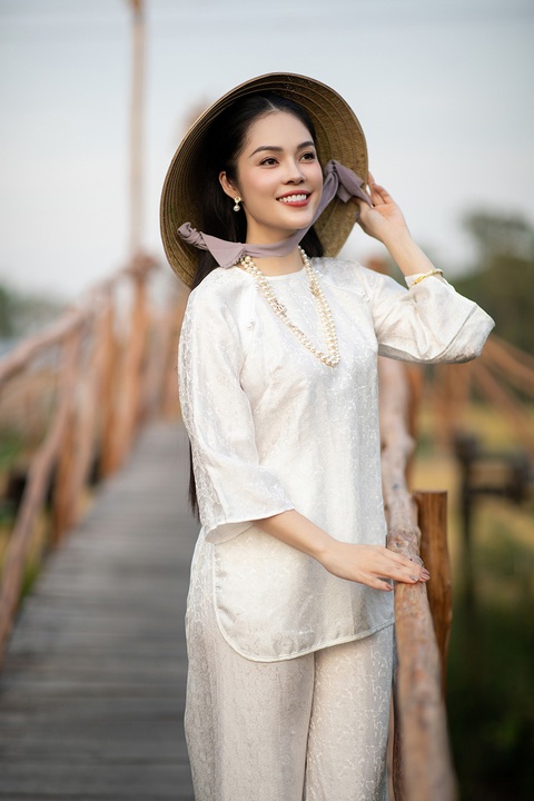 Mỹ nhân Việt xúng xính áo bà ba xuống phố đón Tết- Ảnh 7. Nữ diễn viên Dương Cẩm Lynh cũng gia nhập hội mỹ nhân lăng xê áo bà ba đón Tết năm nay với mẫu áo được cách tân, sử dụng chất liệu cao cấp giúp các chị em có thêm lựa chọn phù hợp.