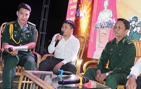 Gặp lại chàng trai từng xin cá sống qua ngày- Ảnh 3. Thành kể câu chuyện được giúp đỡ và vượt khó đi lên thành công của mình khiến mọi người xúc động - Ảnh: TRẦN MAI