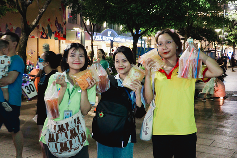 Trong suốt 45 ngày liên tục, các sinh viên chia thành nhiều nhóm nhỏ để bán bánh tráng, trà dâu dọc tuyến phố đi bộ Nguyễn Huệ và các khu vực đông đúc khác Trong suốt 45 ngày liên tục, các sinh viên chia thành nhiều nhóm nhỏ để bán bánh tráng, trà dâu dọc tuyến phố đi bộ Nguyễn Huệ và các khu vực đông đúc khác - Ảnh: THẾ NAM