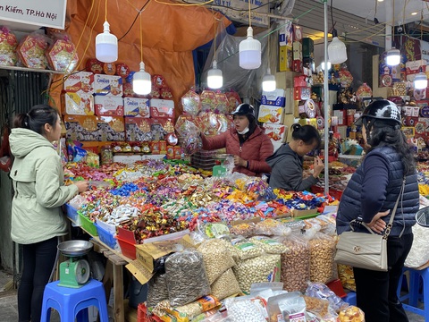 Thưởng thức Tết đậm vị như người dân Hà thành- Ảnh 5. Bánh mứt đầy ắp được bán ở Hàng Buồm