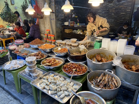 Thưởng thức Tết đậm vị như người dân Hà thành- Ảnh 8. Một cửa hàng bán rất nhiều món ăn đậm đà vị Bắc ở chợ Hàng Bè