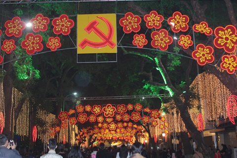 Thưởng thức Tết đậm vị như người dân Hà thành- Ảnh 12. Dòng người hướng về hồ Hoàn Kiếm chuẩn bị thưởng thức bữa tiệc pháo hoa rợp trời