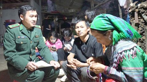 Phó bí thư người Mông trên đỉnh Si Ma Cai- Ảnh 1. Gắn bó với thôn Lù Dì Sán, phó bí thư Sán Chải mang “quân hàm xanh” Thào Phù Páo thường xuyên đến với bà con dân bản để gần dân, hiểu dân hơn - Ảnh: VŨ TUẤN