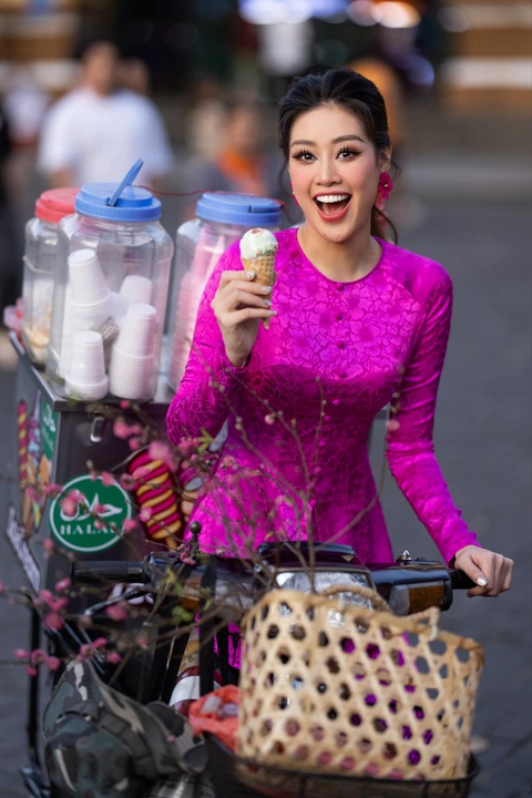 Mỹ nhân Việt xúng xính áo bà ba xuống phố đón Tết- Ảnh 2. Khánh Vân là một trong những hoa hậu dành tình cảm đặc biệt cho trang phục truyền thống. Dù không còn đương nhiệm để tập trung kinh doanh nhưng nàng hậu vẫn luôn dành mặc áo dài, áo bà ba vào những ngày kỷ niệm lớn với mong muốn mang hình ảnh đẹp của trang phục truyền thống ra thế giới.