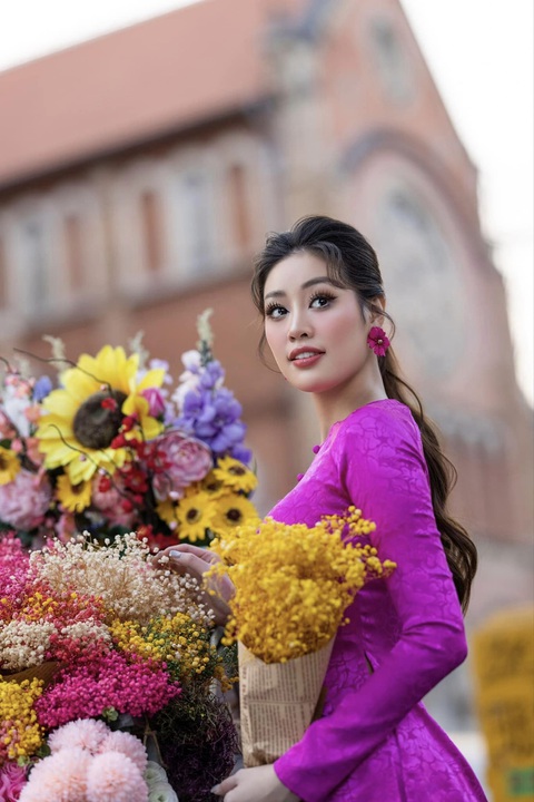 Mỹ nhân Việt xúng xính áo bà ba xuống phố đón Tết- Ảnh 1. Hoa hậu Khánh Vân có lẽ là mỹ nhân mở đầu cho trào lưu mặc áo bà ba du xuân trong mùa Tết này. Nàng hậu khoe nhan sắc rạng rỡ trong áo bà ba gam màu tím lịm rực rỡ, nổi bật đầy sức sống