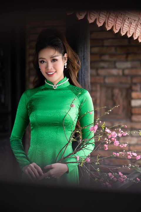 Mỹ nhân Việt xúng xính áo bà ba xuống phố đón Tết- Ảnh 14. Mỹ nhân Việt xúng xính áo bà ba xuống phố đón Tết- Ảnh 14.