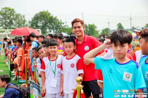 Chỉ bớt tiêu cực khi cầu thủ biết sợ- Ảnh 1. Sau những gì đã trải qua, Long Giang đang có được niềm vui trong công việc đào tạo trẻ - Ảnh: FBNV