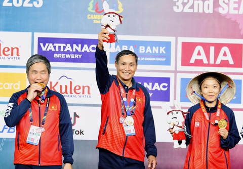 VFF tri ân HLV Mai Đức Chung- Ảnh 4. HLV Mai Đức Chung cùng tuyển nữ Việt Nam vô địch SEA Games 32 - Ảnh: NAM TRẦN