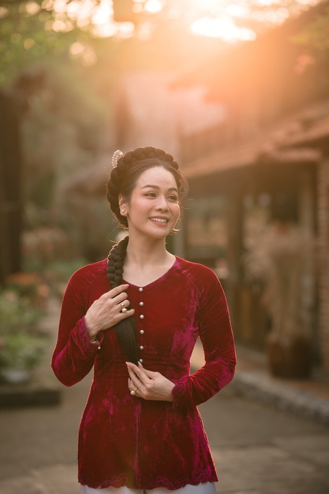 Mỹ nhân Việt xúng xính áo bà ba xuống phố đón Tết- Ảnh 5. Diễn viên Nhật Kim Anh còn được gọi là