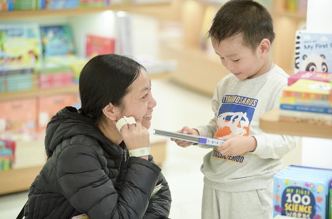 'Lì xì' Tết sớm cho con trong nhà sách- Ảnh 1. Gần 100 thành viên đến từ nhiều gia đình khác nhau ở Hà Nội và TP.HCM tham gia hoạt động