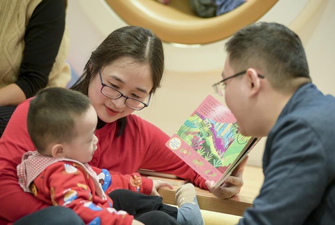 'Lì xì' Tết sớm cho con trong nhà sách- Ảnh 2. Cần cho trẻ làm quen với sách ngay từ 2-3 tuổi để trẻ thấy gần gũi, coi sách như một người bạn.