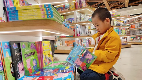 'Lì xì' Tết sớm cho con trong nhà sách- Ảnh 4. Nhà sách là một không gian kỳ diệu, truyền cảm hứng dễ dàng cho con trẻ với đủ thể loại sách truyện hấp dẫn, phong phú.
