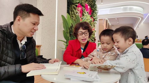 'Lì xì' Tết sớm cho con trong nhà sách- Ảnh 6. Nếu trẻ chưa đưa ra được lựa chọn của bản thân, sự tư vấn, hỗ trợ từ phía cha mẹ chính là cơ hội để phát triển