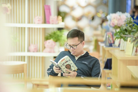 'Lì xì' Tết sớm cho con trong nhà sách- Ảnh 8. Không chỉ là cơ hội bồi đắp tình yêu sách cho con trẻ, các cha mẹ cũng có khoảng thời gian lý tưởng để khám phá những đầu sách mới phục vụ cho công việc, cuộc sống.