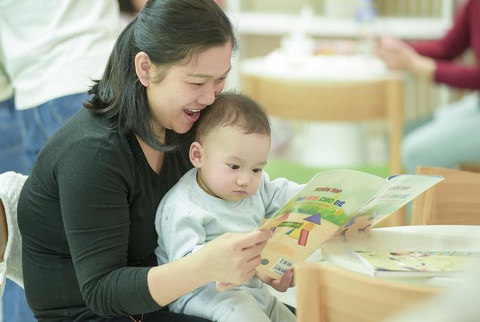 'Lì xì' Tết sớm cho con trong nhà sách- Ảnh 12. "Đọc sách có thể không phải là con đường trực tiếp dẫn bạn đến thành công, nhưng những cuốn sách chắc chắn có thể cho bạn một hành trình tự chủ và giàu có trải nghiệm hơn. Mình rất vui vì sáng nay đã có một buổi đi nhà sách cùng con với rất nhiều ba mẹ khác trong chương trình "Rủ nhau đi nhà sách". Tuổi thơ của các con sẽ trôi qua rất nhanh", chị Mai Hoàng (TP.HCM) bộc bạch.