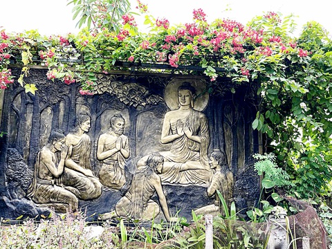 Nghệ sĩ Lương Thanh làm tượng Phật để mọi người hạnh phúc- Ảnh 1. Phù điêu khắc họa lại buổi thuyết pháp đầu tiên sau khi Đức Phật hành đạo của nghệ sĩ Lương Thanh - Ảnh: NVCC