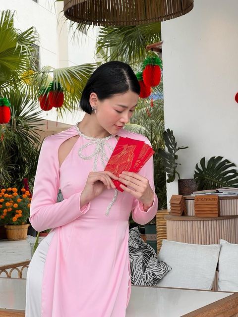 Mỹ nhân Việt xúng xính áo bà ba xuống phố đón Tết- Ảnh 12. Hậu lăng xê áo bà ba, hoa hậu Phương Khánh lộ diện khi mặc mẫu áo dài thuộc hàng hot trend năm nay xuống phố. Mẫu áo dài không cổ, phá cách với phần khoét hõm cổ lạ mắt.