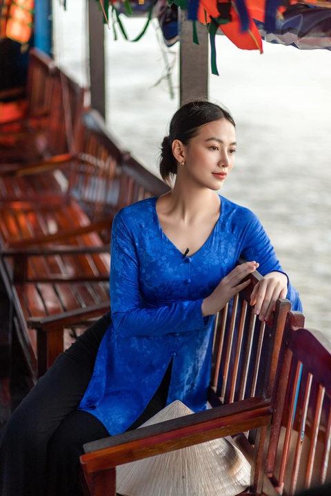 Mỹ nhân Việt xúng xính áo bà ba xuống phố đón Tết- Ảnh 3. Năm nay, hoa hậu Nguyễn Phương Khánh cũng đổi mới khi chọn mặc áo bà ba tham dự sự kiện đón Tết.