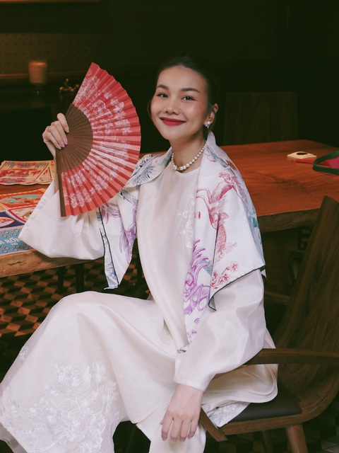 Mỹ nhân Việt xúng xính áo bà ba xuống phố đón Tết- Ảnh 9. Thanh Hằng lăng xê mẫu áo dài gấm có họa tiết thêu hoa chìm nhã nhặn