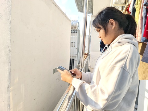 Bồi hồi ăn Tết xa quê- Ảnh 3. Cuộc điện thoại với cha mẹ ở quê là cách Thu Huyền “nạp năng lượng” trong những ngày Tết xa nhà - Ảnh: C.TRIỆU