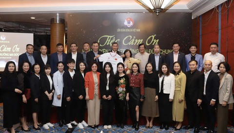 Lãnh đạo, các phòng ban VFF cùng đại diện tập thể đội tuyển nữ Việt Nam tri ân những đóng góp của HLV Mai Đức Chung - Ảnh: VFF Lãnh đạo, các phòng ban VFF cùng đại diện tập thể đội tuyển nữ Việt Nam tri ân những đóng góp của HLV Mai Đức Chung - Ảnh: VFF