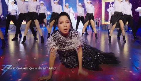Vũ đạo lăn lê cùng biểu cảm Vũ đạo lăn lê cùng biểu cảm của nữ Diva được lan truyền rộng rãi
