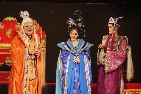 Cô đảm nhận vai Quý phi, nhân vật có nhan sắc nổi bật được vua cưng sủng. Tạo hình cổ trang của nữ diễn viên theo phong cách lộng lẫy, rạng rỡ. Truy lùng thái tử được biểu diễn từ mùng 1 đến mùng 9 tết âm lịch 2024 Cô đảm nhận vai Quý phi, nhân vật có nhan sắc nổi bật được vua cưng sủng. Tạo hình cổ trang của nữ diễn viên theo phong cách lộng lẫy, rạng rỡ. Truy lùng thái tử được biểu diễn từ mùng 1 đến mùng 9 Tết âm lịch 2024