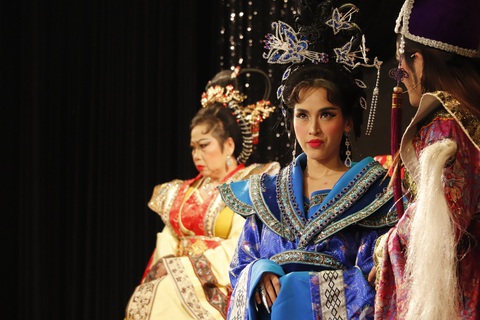 Tú Vi diễn kịch Tết cùng Việt Hương, Phi Phụng, Võ Tấn Phát- Ảnh 5. Theo Tú Vi, cô đến với Truy lùng thái tử khá tình cờ, thông qua đàn chị Việt Hương giới thiệu.