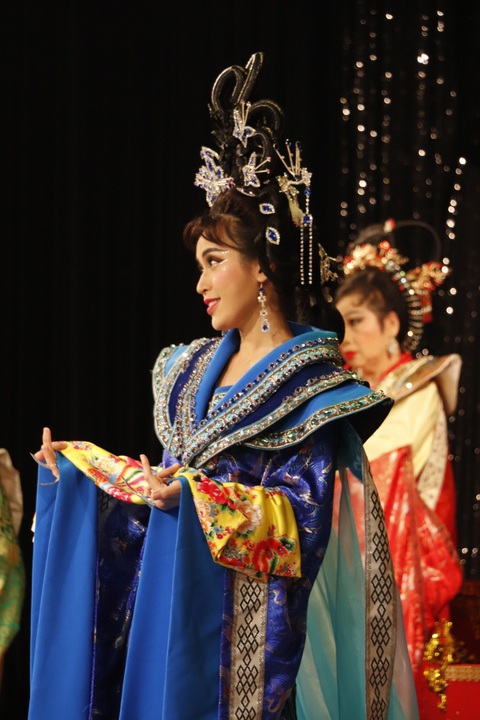 Tú Vi diễn kịch Tết cùng Việt Hương, Phi Phụng, Võ Tấn Phát- Ảnh 6. Trong quá trình tập luyện, “chị đẹp” cũng thường xuyên được các nghệ sĩ Minh Nhí, Việt Hương, Phi Phụng, Phương Dung, Võ Tấn Phát… động viên.