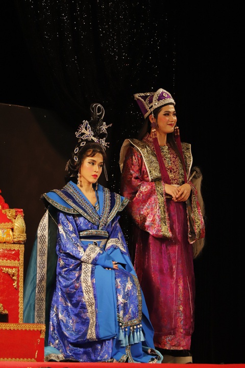 Tú Vi diễn kịch Tết cùng Việt Hương, Phi Phụng, Võ Tấn Phát- Ảnh 4. “Đóng phim và diễn kịch có nhiều thứ không hề giống nhau. Ví dụ như trên sân khấu kịch thì người diễn phải có kiểu nhấn nhá đọc thoại hay lối tung hứng với bạn diễn khác với lúc đứng trước ống kính. Tôi được thầy Minh Nhí và các đàn anh, đàn chị chỉ dẫn nhiều, nên nhanh chóng làm quen và thích nghi tốt”, Tú Vi chia sẻ.