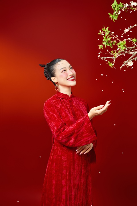 Hoàng Oanh khoe nhan sắc đậm nét Á Đông trong bộ ảnh Tết- Ảnh 6. “Tôi thực hiện bộ ảnh này để đánh dấu kỷ niệm một năm hoạt động sôi nổi. Khi nhìn lại những gì đã làm được, tôi thấy tự hào về bản thân cũng như biết ơn tình yêu thương của khán giả tiếp thêm động lực cho mình. Concept nàng xuân tươi trẻ của bộ ảnh cũng như lời chúc của tôi dành cho tất cả khán giả, mong mọi người luôn tràn đầy sức sống và sự tích cực”, Hoàng Oanh chia sẻ.