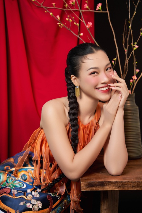 Hoàng Oanh khoe nhan sắc đậm nét Á Đông trong bộ ảnh Tết- Ảnh 5. Khán giả nhận xét Hoàng Oanh ngày càng thăng hạng cả về nhan sắc lẫn thần thái.