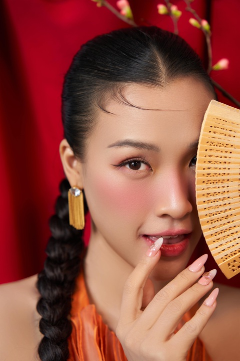 Hoàng Oanh khoe nhan sắc đậm nét Á Đông trong bộ ảnh Tết- Ảnh 8. Nhan sắc đậm nét Á Đông của á hậu Hoàng Oanh
