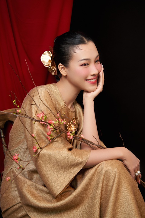 Á hậu thể hiện khả năng “bắn ảnh” khi thể hiện cả 4 sắc thái: dịu dàng, ngây thơ, ngọt ngào và sang trọng trong cùng một bộ ảnh. Á hậu cho thấy khả năng “bắn ảnh” khi thể hiện cả bốn sắc thái: dịu dàng, ngây thơ, ngọt ngào và sang trọng trong cùng một bộ ảnh.