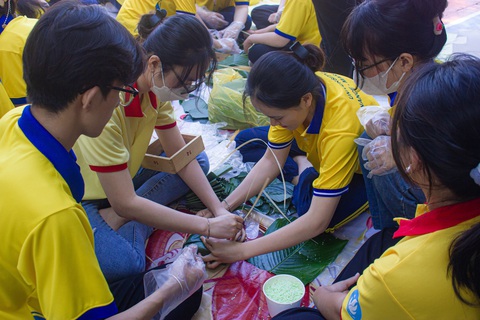 Sinh viên gói bánh chưng tặng chú bảo vệ, cô lao công- Ảnh 2. Sinh viên Trường đại học Tài chính - Marketing gói gần 500 cái bánh chưng tặng sinh viên khó khăn, cô chú bảo vệ, lao công, người dân khó khăn trên địa bàn phường Cầu Ông Lãnh (quận 1) và quận Tân Bình - Ảnh: UFM