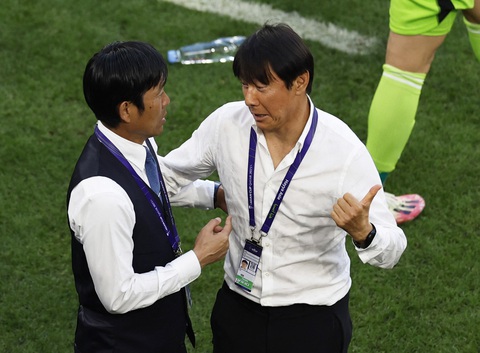 HLV Shin Tae Yong ở lại, tự tin lấy vé dự Olympic 2024 cho Indonesia- Ảnh 1. HLV Shin Tae Yong (phải) tuyên bố sẽ đưa U23 Indonesia vào bán kết Giải U23 châu Á 2024 - Ảnh: REUTERS