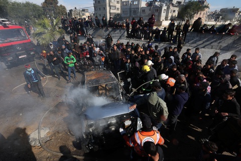Một ô tô bị đánh trúng trong cuộc tấn công của Israel ở thành phố biên giới Rafah, Dải Gaza hôm 4-2 - Ảnh: REUTERS Một ô tô bị đánh trúng trong cuộc tấn công của Israel ở thành phố biên giới Rafah, Dải Gaza hôm 4-2 - Ảnh: REUTERS